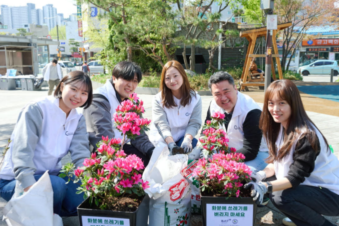 BAT로스만스 송영재 대표(오른쪽에서 두 번째)와 임직원들이 지구의 날(4월 22일)을 맞아 서울 중구 신당동 마을마당에서 지속가능한 환경을 위한 ‘꽃BAT’ 캠페인을 진행했다. 사진 | BAT로스만스