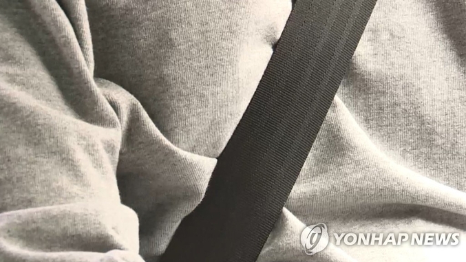 안전띠 안매면 뒷좌석 사망률 9배, 중상은 16배가 되는 것으로 나타났다. 경찰청은 6일 그동안의 교통사고 조사를 통해 "안전띠를 매지 않으면 시속 60km 이하 속도에서도 큰 피해로 이어질 수 있으며, 시속 48km로 차량이 정면충돌했을 때, 머리에 가해지는 충격은 2.7배 커지고, 뒷좌석의 경우 중상 가능성 16배, 사망률이 최대 9배까지 높아진다"고 밝혔다. 사진 ㅣ 연합뉴스