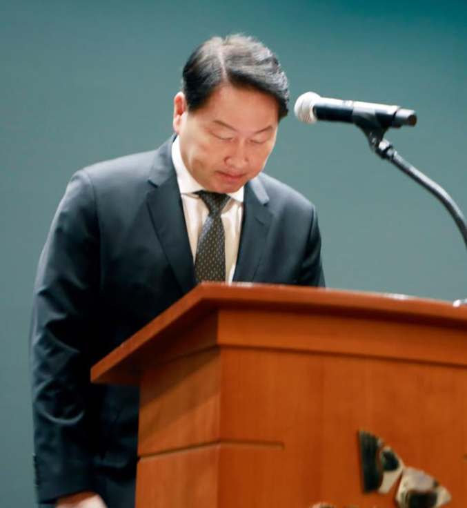 최태원 SK그룹 회장은 7일 서울 중구 을리지로 SK텔레콤 사옥에서 열린 SKT 사이버 침해 사고 관련 데일리 브리핑에서 발표한 사과문을 발표하고 있다. 사진 | SK수펙스