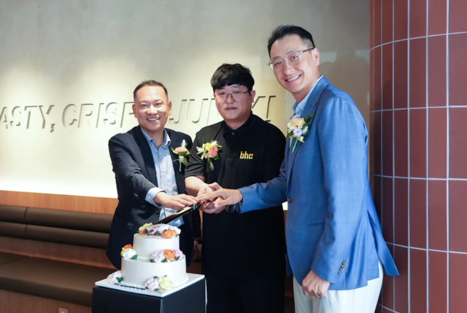 다이닝브랜즈그룹의 치킨 브랜드 bhc가 지난 4월 28일 서울 선릉역 인근에 스마트 주문 시스템을 도입한 직영 매장 'bhc 선릉역점' 오픈식을 기념해 케이크 커팅을 진행하고 있다. (왼쪽부터) 다이닝브랜즈그룹 이훈종 부사장, bhc 선릉역점 김재현 점장, 송호섭 대표. 사진 | bhc