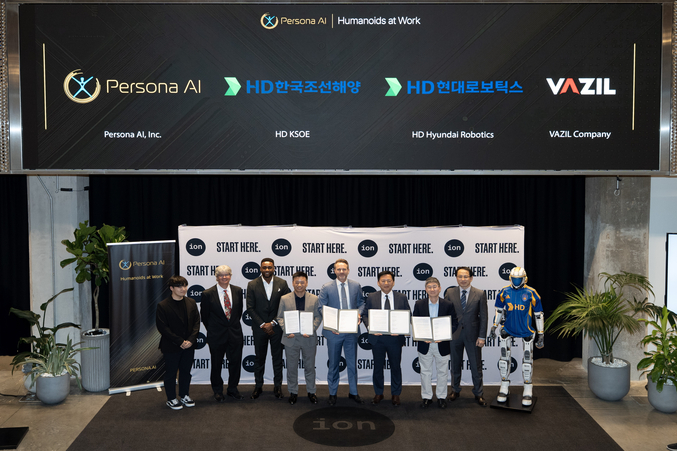 HD한국조선해양, HD현대로보틱스가 최근 미국 휴스턴에서 ‘페르소나 AI(Persona AI)’, ‘바질컴퍼니(VAZIL COMPANY)’와 ‘조선 용접용 휴머노이드 개발을 위한 업무협약(MOU)’을 체결했다. 사진 오른쪽 두 번째부터 송영훈 HD현대로보틱스 솔루션부문장, 이동주 HD한국조선해양 제조혁신랩 부문장, 닉 래드포드(Nicolaus Radford) 페르소나 AI CEO, 김성원 바질컴퍼니 CTO. 사진 | HD현대