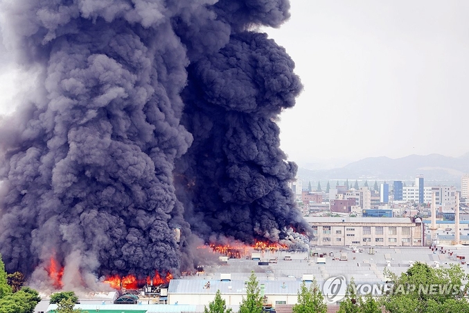 17일 오전 금호타이어 광주공장에서 대형 화재가 발생했다. 공장 내에 주로 생고무 등 인화물질이 많아 큰 사고로 이어질 것이 우려되고 있다. 17일 낮 12시 현재 축구장 5개 크기의 공장이 불길에 휩싸였다. 불은 계속 타고 있다. 시진 ㅣ 연합뉴스