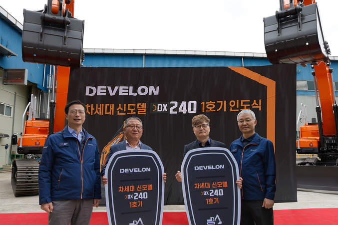 HD현대인프라코어의 차세대 신모델 굴착기가 글로벌 공개 이후 첫 고객에게 인도됐다. (오른쪽 첫번째부터 HD현대인프라코어 오승현 사장, 1호기 고객 청림환경 이용철 대표, 하나종합중기 황의병 대표, HD현대인프라코어 문재영 건설기계사업본부장). 사진 | HD현대사이트솔루션