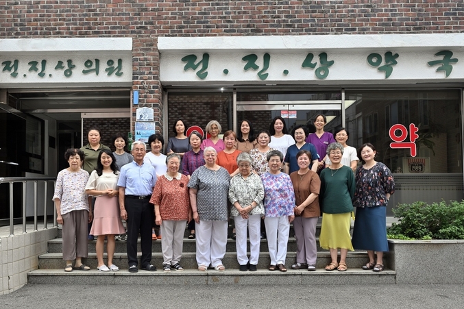 포니정재단은 제19회 ‘포니정 혁신상’ 수상자로 전‧진‧상의원·복지관’을 선정했다. (사진 첫줄 왼쪽에서 네 번째부터) 유송자 사회복지사, 배현정 원장, 김영자 간호사, 최소희 약사, 강귀엽 간호사, 최혜영 사회복지사. 사진 | HDC현대산업개발