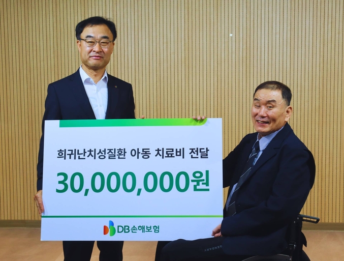지난 15일 서울 서대문구 연희동 한국희귀난치성질환 연합회에서 DB손해보험 박성식 부사장(왼쪽)과 한국희귀난치성질환 연합회 김재학회장이 전달식을 갖고 기념촬영을 하고 있다. 사진 | DB손해보험