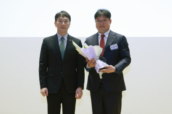 지난 2월 서울 여의도 금융감독원 본원에서 열린 ‘1사1교 금융교육 우수 사례 시상식’에서 우수 금융회사 부문 ‘금융감독원장상’을 메리츠화재가 수상한 가운데 김중현 메리츠화재 대표(왼쪽)이 이복현 금융감독원장으로부터 상을 수상한 뒤, 기념 촬영을 하고 있다. 사진 | 메리츠화재