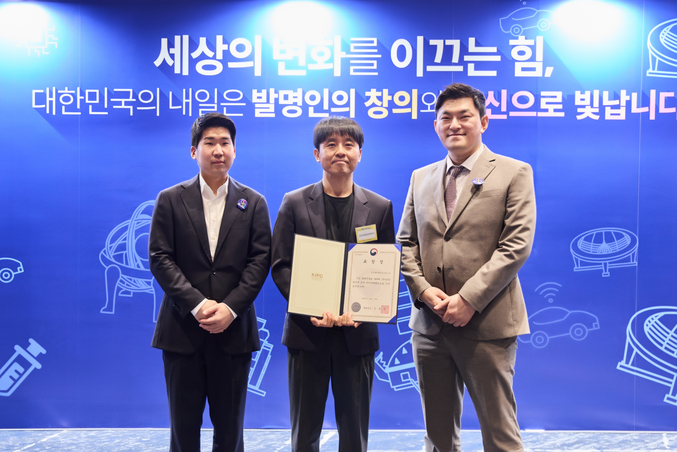 삼성화재는 보험업계 최초 발명의 날 '특허청장 표창'을 수상했다. (왼쪽부터) 법무지원파트 한종엽 프로, 김광준 파트장, 김종주 변리사. 사진 | 삼성화재