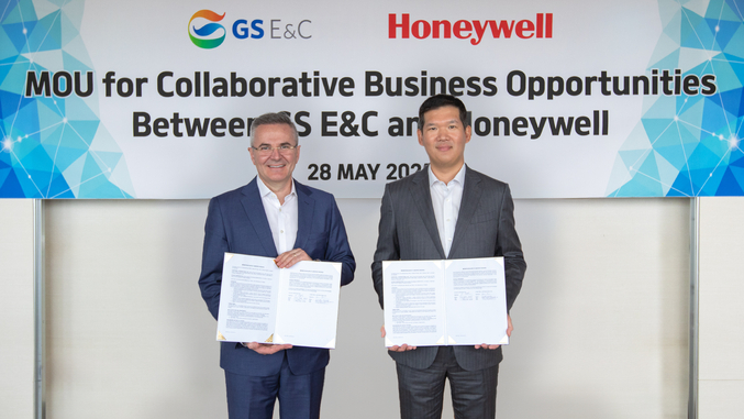 28일 허윤홍 GS건설 대표(사진 오른쪽)와 Lucian Boldea(루시안 볼데아) 하니웰 IA CEO (사진 왼쪽)가 참석해 업무 협약을 체결하고 기념사진을 촬영하고 있다. 사진 | GS건설 