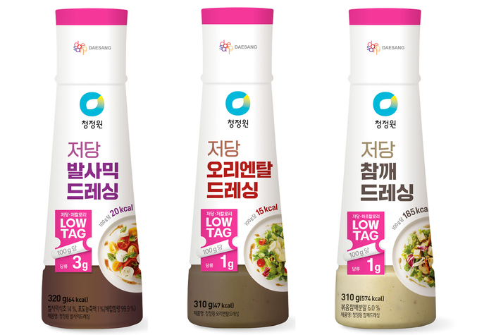 대상㈜ 청정원이 ‘LOWTAG(로우태그, 이하 LOWTAG)’ 엠블럼을 부착한 첫 번째 소스 신제품 ‘저당 드레싱 3종’을 선보인다. 사진 | 대상㈜
