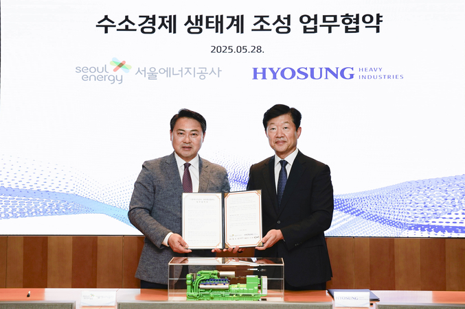 효성중공업이 서울에너지공사와 수소경제 생태계 조성을 위한 업무협약을 체결하고 기념사진을 촬영했다. (오른쪽부터) 우태희 효성중공업 대표, 황보연 서울에너지공사 사장. 사진 | 효성그룹 