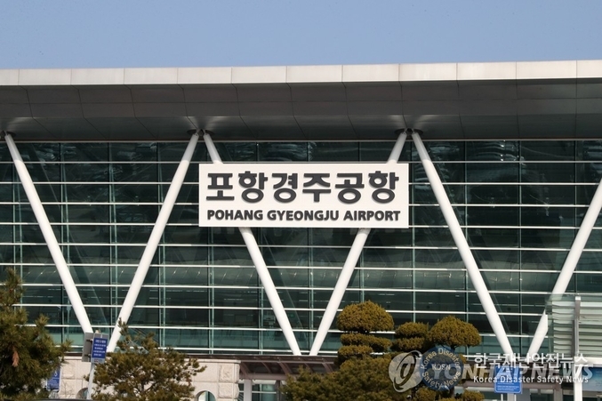 포항에 있는 포항경주공항 주변에서 인명 피해를 동반한 '군용기 사고'가 이어지면서 주민 불안이 확산하고 있다. 29일 해군 초계기 추락 사고는 아파트 단지에서 불과 260m 떨어진 곳에서 발생했다. 이 사고로 초계기 탑승자 4명 전원 추락사했다. 사진 ㅣ 연합뉴스