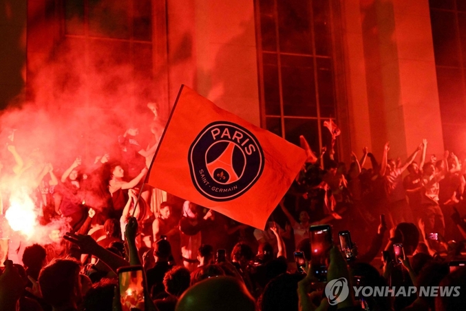 프랑스 축구팀 파리 생제르맹(PSG)의 유럽축구연맹 챔피언스리그(UCL) 우승을 자축하는 과정에서 500명 넘게 체포되고 2명이 숨졌다고 AFP 통신 등이 1일(현지시간) 보도했다. 생제르맹 팬들파리 생제르맹 팬들. [AFP 연합뉴스. 