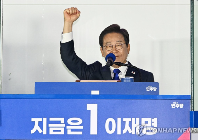 제21대 대통령 당선이 확실시되는 더불어민주당 이재명 대선 후보가 4일 서울 여의도 국회 인근에서 당 주최로 열린 국민개표방송 행사에 참석해 연설하고 있다. 사진 | 연합뉴스