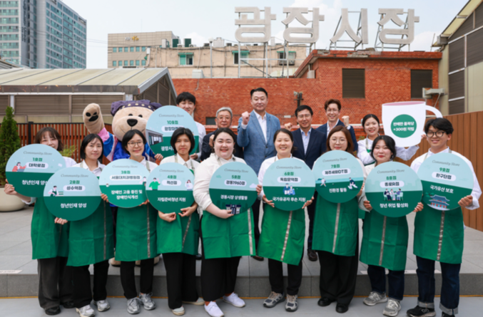 지난달 28일 열린 커뮤니티 스토어 10호점 광장마켓점 오픈 기념 협약식에서 (뒷줄 왼쪽 3번째부터) 이부영 광장시장상인총연합회 상우회장, 손정현 스타벅스 대표이사, 박치형 동반성장위원회 운영처장, 김시균 광장주식회사 부장이 커뮤니티 스토어 1~10호점 점장들과 기념 사진을 촬영하고 있다. 사진 | 스타벅스코리아