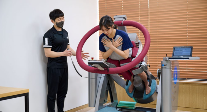 ‘환경·안전·건강 중시’를 5대 경영원칙의 하나로 삼고 있는 삼성전자가 작년 9월부터 반도체, 가전, 휴대폰 등 전 사업장에 걸쳐 근골격계 질환 ‘뿌리 뽑기’에 나섰다. 전국 사업장에 근골격계 예방센터 16곳을 운영중인 삼성전자는 근골격계 질환 근절을 위해 DX/DS부문 최고안전책임자(CSO) 등이 포함된 개선 TF를 구성, 가동했다. 사진 | 삼성전자