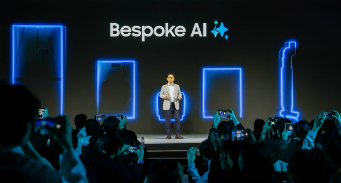 삼성전자가 지난 3월 서울에서 ‘웰컴 투 비스포크 AI(Welcome To Bespoke AI)’ 행사를 개최하고 새로운 비스포크 AI 라인업과 전략을 공개했다. 이번 행사에는 미디어, 인플루언서, 파트너사 등 다양한 업계 관계자들이 참석해 비스포크 AI의 혁신 기술을 경험했다. 삼성전자 DA사업부 문종승 개발팀장이 ‘AI 홈’ 전략을 소개하고 있다. 사진 | 삼성전자