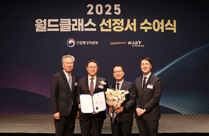 대원제약이 지난 11일 산업통상자원부 주관 글로벌 중견기업 육성 사업인 '2025년 월드클래스 플러스 사업'에 선정된 가운데 백인환(왼쪽에서 두 번째) 사장과 이경준(왼쪽 첫번째) 중앙연구소장경준 전무, 김주일 R&D부문장 (세번째), 박상욱 연구기획팀장(네번째)이 기념촬영하고 있다. 사진 | 대원제약