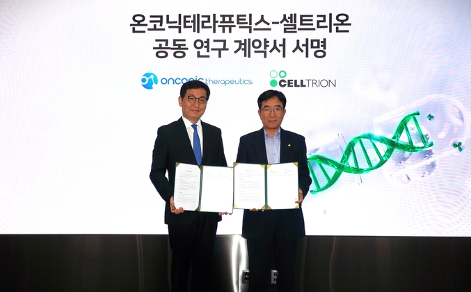 11일 송도 셀트리온 본사에서 김존 온코닉테라퓨틱스 대표(왼쪽)와 권기성 셀트리온 수석부사장(오른쪽)이 차세대 이중기전 합성치사 항암신약 후보물질 ‘네수파립(Nesuparib)’과 항암 바이오시밀러 ‘베그젤마®(성분명: 베바시주맙, Bevacizumab)’와의 병용요법에 대한 공동연구개발 계약을 체결하고 기념 촬영을 하고 있다. 사진 | 제일약품