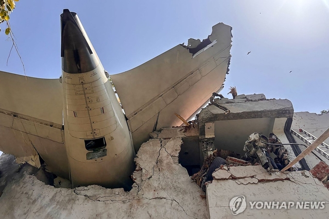 인도에서 여객기가 민가에 추락해 탑승객 대부분이 사망하고, 민가의 주민도 많은 희생자가 났다. 사진은 에어인디아 여객기 추락 현장. 사진 ㅣAFP 연합뉴스