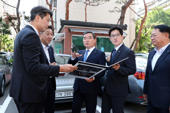 김보현 대우건설 사장(왼쪽에서 3번째)이 개포우성7차 단지를 방문해 현장을 둘러보고 있다 사진 | 대우건설
