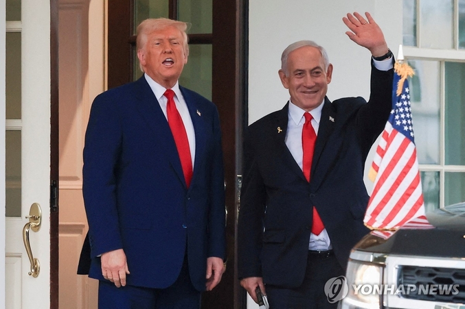 이스라엘·이란 전쟁, 전면전으로 치닫나. 이스라엘과 이란이 전쟁을 벌임으로써 중동이 대단히 불안정해지고 있다. 이번 두 나라간의 전쟁으로 중동이 '힘의 균형'이 급변하지 않은까 전망되고 있다. 이번 이스라엘: 이란전은 트럼프 미국 대통령의 '사실상 묵인' 속에 전격적으로 치러지고 있다는 점이 특기할만하다. 도널드 트럼프 미국 대통령과 베냐민 네타냐후 이스라엘 총리. 사진 ㅣ 로이터 연합뉴스
