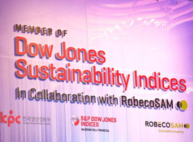 에쓰-오일은 2024년 다우존스 지속가능경영지수(Dow Jones Sustainability Index, 이하 DJSI) 평가에서 아시아 태평양 지역 정유사 최초로 15년 연속으로 DJSI 월드 기업에 선정됐고, 동시에 국내 정유 및 석유화학 기업 중 DJSI World에 선정된 유일한 기업이기도 하다. 사진 | 에쓰오일