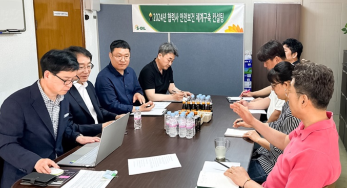 S-OIL은 지난해부터 5인 이상 사업장으로 확대된 중대재해처벌법의 적용 대상 소규모 협력사를 대상으로 안전보건체계 구축 의무 이행을 위한 컨설팅을 지원하고 있는 가운데 지난해 5월 협력사와 관련 회의를 개최하고 있다. 에쓰오일은 지난해 4월부터 5월말까지 5인 이상 49인 이하의 협력업체 65개사를 대상으로 안전보건체계 구축을 위한 컨설팅 지원 활동을 전개했다. 사진 | 에쓰오일