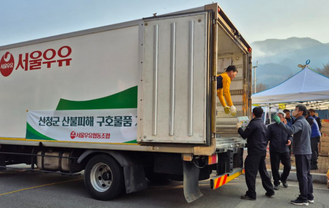 서울우유가 지난해 3월 발생한 대형 산불로 어려움을 겪고 있는 경상북도, 경상남도 피해 지역 이재민들을 위한 긴급 구호물품으로 서울우유 멸균우유(200ml) 제품 총 23,400개를 지원했다. 사진 | 서울우유 