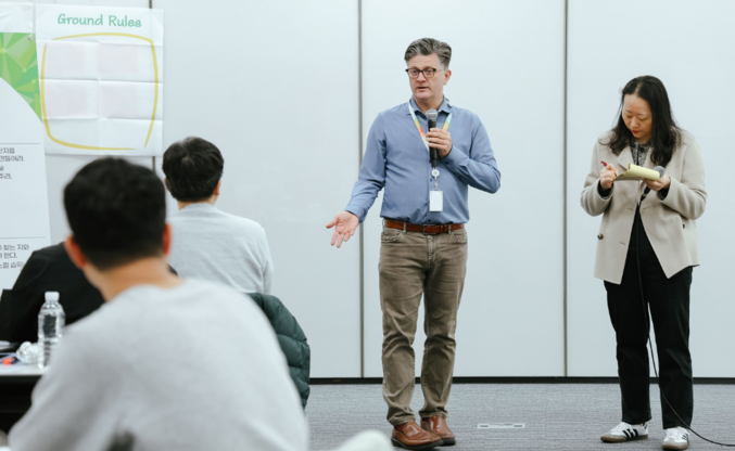 지난 3월 쿠팡 라이언 브라운 EHS 부문 총괄 부사장이 ‘EHS 사내강사 양성교육’에 참여한 리더들에게 환영사를 하고 있다. 사진 | 쿠팡