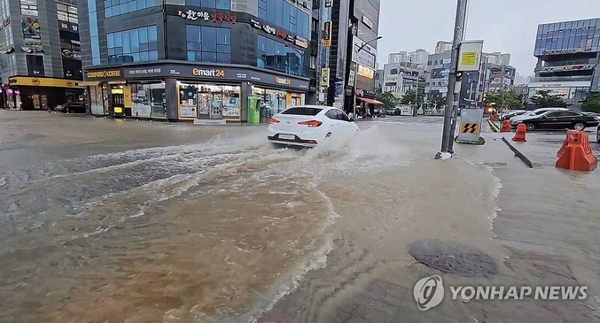 장마철이다. 도로상의 많은 이용자가 예측하기 어려운 폭우와 대면해야 하는 계절이다. 특히, 국지성 호우가 잦아진 우리나라 날씨에 대비하여 교통사고 예방과 안전한 도로 이용을 위한 주의 사항을 준수해야 한다. 경찰철은 17일 이같은 내용의 주의점을 소개, 운전시 대비해야 한다고 강조했다. 사진 ㅣ 연합뉴스