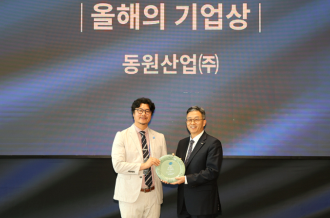 지난달 28일 서울 롯데월드타워에서 진행된 ‘제4회 MSC코리아 어워즈’에서 이상범 동원산업 해양수산사업부장(오른쪽)이 서종석 MSC 한국대표(왼쪽)로부터 ‘올해의 기업상’을 수상하고 있다. MSC(Marine Stewardship Council, 해양관리협의회)는 지속가능 수산물 분야 글로벌 비영리기구로, 매년 어업과 수산물 유통 등 해양수산 부문의 지속가능성을 위해 노력한 우수 기업을 선정, ‘올해의 기업상’을 시상한다. 사진 | 동원그룹