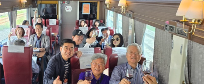 2025 영동세계국악엑스포 공동조직위원장인 크라운해태제과 윤영달 회장은 지난달 27일(화) 국악인 및 국악관계자들이 함께한 ‘영동국악와인열차 팸투어’ 행사에 참석해서 참석자들과 함께 와인을 시음하고 있다. 사진 | 크라운해태