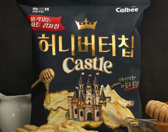 한때 품귀현상이 지속됐던 해태의 허니버터칩. 원조 단짠 감자칩 허니버터칩이 출시 10년만에 새로운 라인업을 바탕으로 오리지널 허니버터칩의 단짠 풍미를 더 진하고 깊게 즐기는 ‘캐슬’이 지난달 출시됐다. 사진 | 해태크라운 