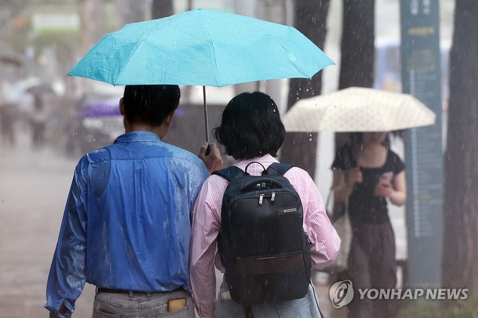 서울 서대문구에서 상의가 비에 젖은 시민이 우산을 쓰고 이동하고 있다. 사진 ㅣ 연합뉴스