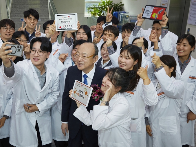 김승연 회장이 한화토탈에너지스 연구소에서 연구원들과 셀카를 찍고 있다. 사진 | 한화그룹