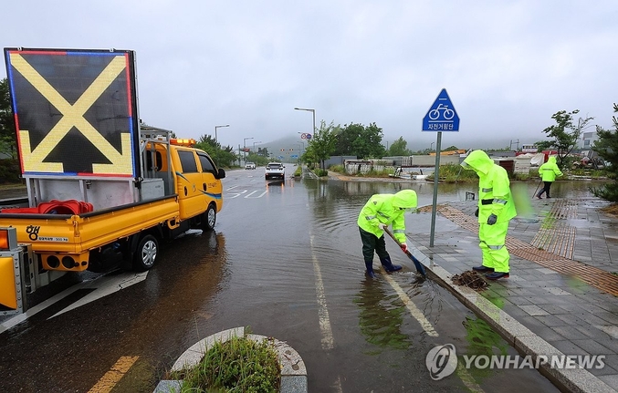 급증하는 지반침하 신고로 인해 장마철엔 발밑이 더 불안하다는 불만의 목소리가 커지고 있다. 여름철에 집중 발생하는 지반 침하 문제 해결을 위해서는 배수시설 사전 정비부터 실시해야 한다는 의견이 많다. 사진 ㅣ 연합뉴스