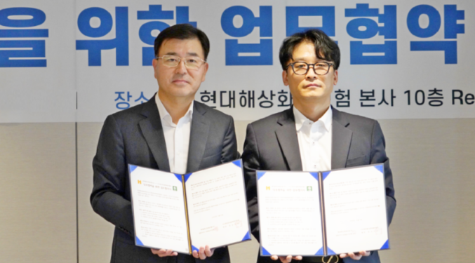 지난해 11월 현대해상화재보험과 대한중대재해예방협회가 손잡고 중대재해 보상보험 개발을 추진하는 업무협약을 맺은 가운데 신봉인(왼쪽) 현대해상 전무와 정상민 대한중대재해예방협회장이 협약 체결 후 기념사진을 찍고 있다. 사진 | 현대해상화재