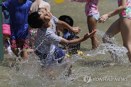 미국 동부 지역이 사상 초유의 기온 상승을 보였다. 뉴욕이 37도, 보스턴이 38도다. 이는 열돔현상으로 기후 재난이 현실이 된 모양새다. 이 열돔 현상으로 미국의 1억6000만명이 폭염경보에 시달리고 있다. 사진은 보스턴 커먼 공원에서 물놀이하는 어린이들. 사진 연합뉴스([보스턴 EPA)