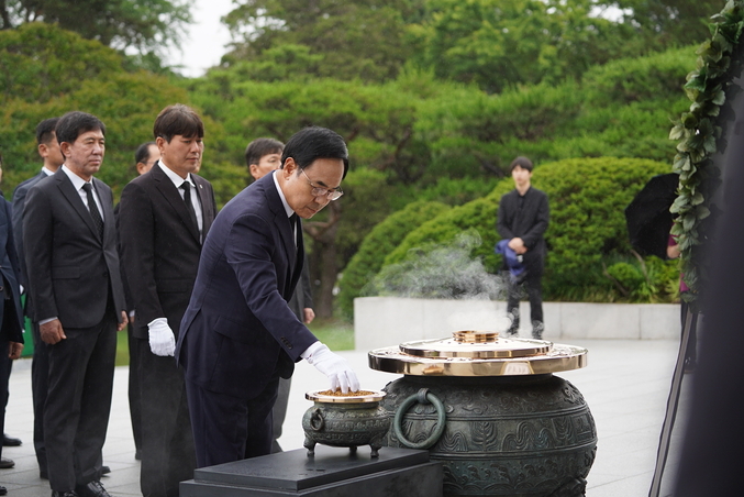 이용배 현대로템 대표이사가 25일 국립서울현충원 현충탑에서 순국선열 및 호국 영령에분향하고 있다. 사진 | 현대로템