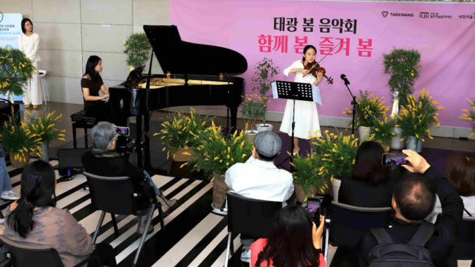 태광그룹이 태광 에로이카의 전통을 실어 음악공연을 이어가고 있다. 지난 4월 서울 광화문 흥국생명빌딩 1층 로비에서 진행하는 <태광 봄 음악회: 함께 봄, 즐겨 봄> 공연을 개최한 가운데 연주공연이 이어지고 있다. 사진 | 태광그룹