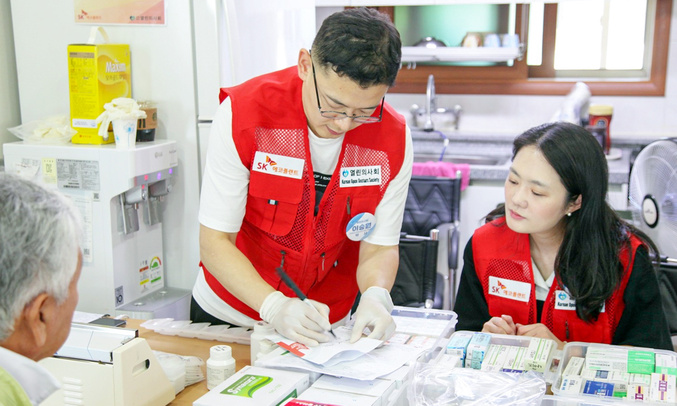 SK에코플랜트 에피봉사단과 열린의사회가 의료 소외지역 어르신들을 위한 의료봉사를 진행하는 모습. 사진 | SK에코플랜트