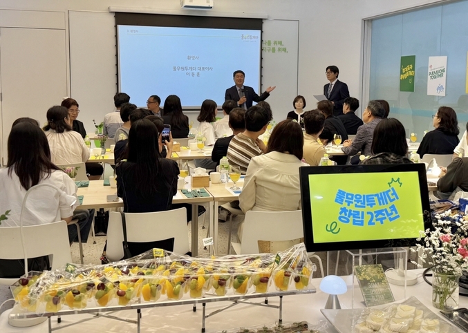지난 20일 경기도 용인시 양지면에 위치한 자회사형 장애인 표준사업장 ‘풀무원투게더’에서 열린 풀무원투게더 설립 2주년 기념 임직원 가족 초청 행사에서 풀무원푸드앤컬처 이동훈 대표(사진)가 풀무원투게더 장애인 근로자 가족들에게 감사 인사를 전하고 있다. 사진 | 풀무원