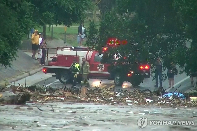 기후 이변으로 미국 텍사스에 폭우가 내려 24명이 사망하고, 캠프 참가 아동 20여명이 연락 두절이 되었다. 휴스턴 한국 총영사관은 "한인 피해 소식은 현재까지 없다"고 밝혔다. 텍사스 중남부 커 카운티의 폭우 피해. 사진 ㅣ 로이터연합뉴스