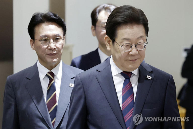 이재명 대통령이 "산업재해 방지를 위해 모든 부처가 역할을 해야 한다"면서 "관련 부처는 대책을 세워 보고하라"고 지시했다. 이 대통령은 또 "안보·질서·민생 국정운영 등 3요소도 제시했다. 국무회의 입장하는 이재명 대통령과 김민석 국무총리. 사진 ㅣ 연합뉴스