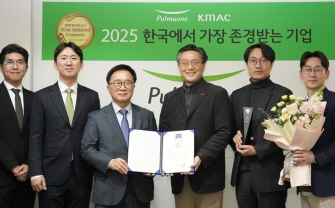 지난 2월 풀무원 수서 본사에서 진행된 ‘2025 한국에서 가장 존경받는 기업’ 개별 기업 인증식에서 ㈜풀무원 김종헌 경영기획실장(사진 왼쪽 네번째)이 한국능률협회컨설팅 한수희 대표(세번째)으로부터 한국에서 가장 존경받는 기업 올스타(All Star) 인증패와 인증서를 수여 받고 관계자들과 기념 촬영을 하고 있다. 사진 | 풀무원