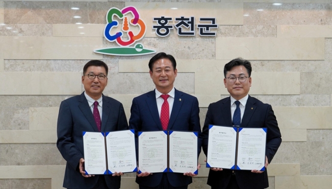 지난 6월 17일 홍천군청에서 진행된 홍천군 고품질 농·특산물 판매 활성화를 위한 협약식에서 이우봉(왼쪽부터) 풀무원 총괄CEO, 신영재 홍천군수, 김준태 농협중앙회 홍천군지부장이 기념 촬영을 하고 있다. 사진 | 풀무원