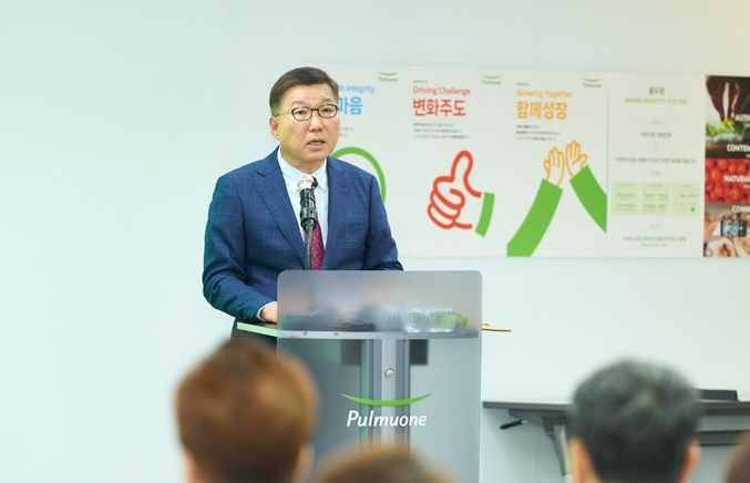  지난 5월 12일 서울 강남 수서 본사에서 열린 풀무원 창사 41주년 기념식에서 이우봉 총괄CEO(사진)가 '신경영선언'을 선포하며 글로벌 No.1 지속가능식품기업으로의 제2의 도약 의지를 밝히고 있다. 사진 | 풀무원