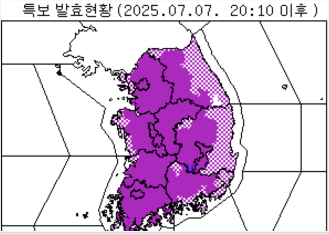 8일은 더 덥다. 7일 서울 낮 최고 기온 36도를 기록했다. 내일도 37도 이상이 될 것으로 보인다. 이렇게 가마솥 더위는 계속되는데, 그나마 다행인 것은 곳곳에서 소나기가 에상된다는 것이다. 자료 ㅣ 기상청