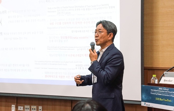 이기웅 동원F&B 식품과학연구원장이 4일 광주 김대중컨벤션센터에서 열린 '2025 한국식품과학회 국제학술대회'에서 ‘블루푸드테크(BlueFoodTech)’에 대해 발표하고 있다. 사진 | 동원그룹