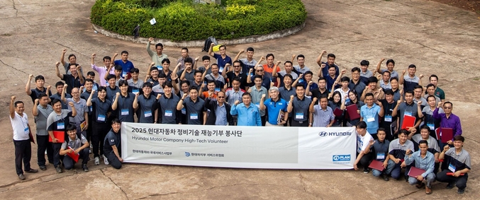 현대자동차가 지난 6월 30일부터 7월 4일까지 라오스 비엔티안 소재의 한국-라오스 직업기술개발원(Lao-Korea Institute for Skills Development)에서 정비기술 재능기부 봉사를 진행했다. 라오스로 파견한 현대자동차 정비기술 재능기부 봉사단은 하이테크센터 소속 엔지니어를 포함해 총 14명으로 교육은 한-라 직업기술개발원 소속 강사진을 비롯해 현대자동차 라오스 대리점 소속 정비사 등 61명이 수료했다. 사진 | 현대자동차그룹